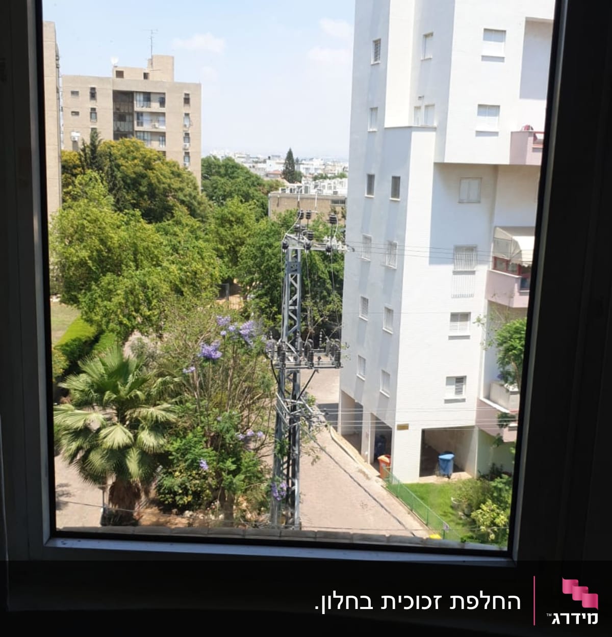 נוף עירוני מבעד לחלון זכוכית שקוף